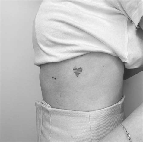 tatuajes en el pecho mujer pequeños|tatuajes entre los pechos.